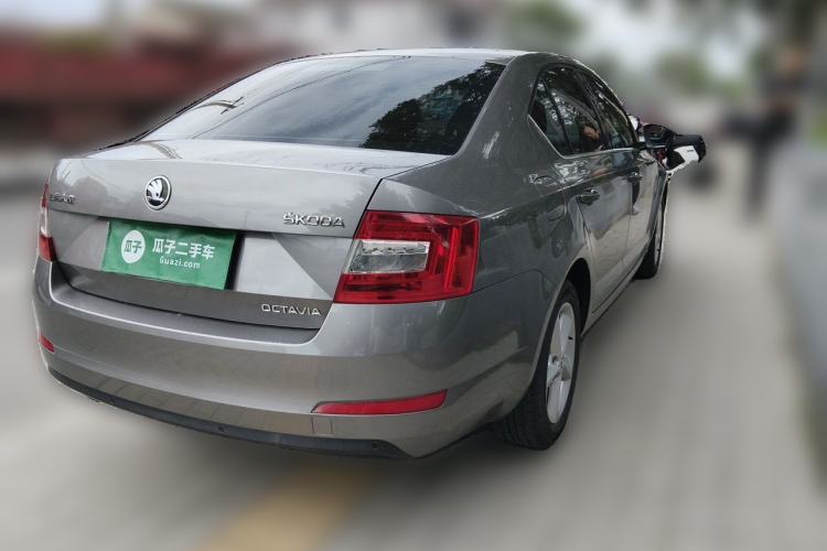 Used Skoda Octavia 2015 1.6L Manual Yijie Edition Rear Right 45 Deg