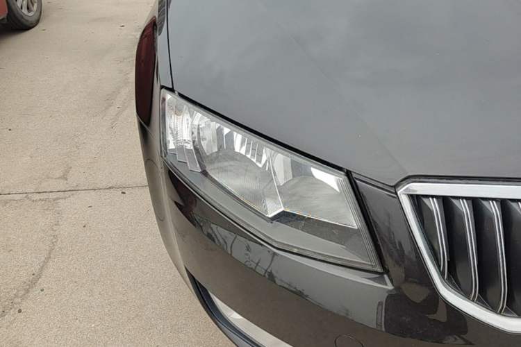 Used Skoda Octavia 2015 1.6L Automatic Yijun Edition Right Front Headlight