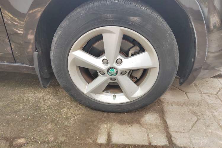 Used Skoda Octavia 2015 1.6L Automatic Yijun Edition Right Front Wheel Hub