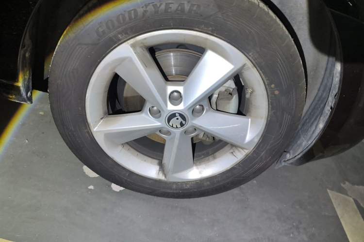 Used Skoda Octavia 2015 1.6L Automatic Yijie Edition Right Front Wheel Hub