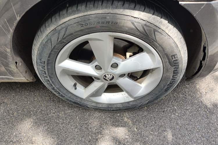 Used Skoda Octavia 2015 1.6L Automatic Yijie Edition Right Front Wheel Hub