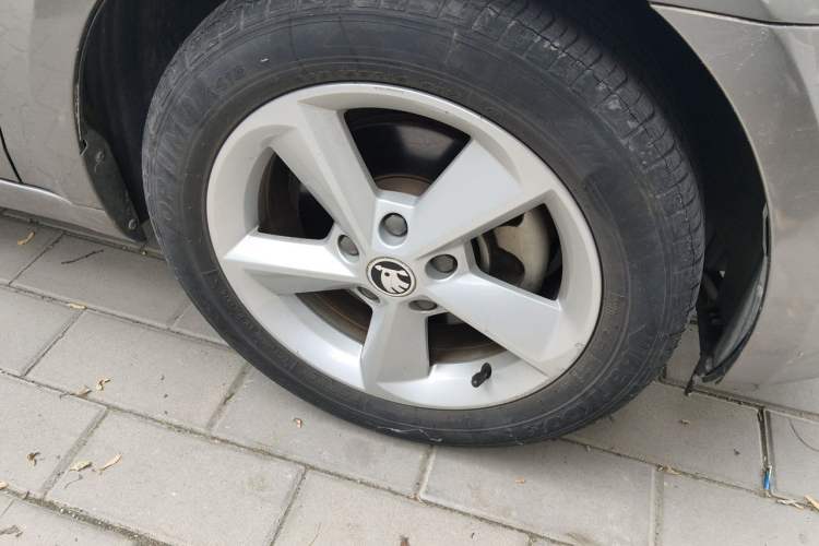 Used Skoda Octavia 2015 1.6L Manual Yijie Edition Right Front Wheel Hub