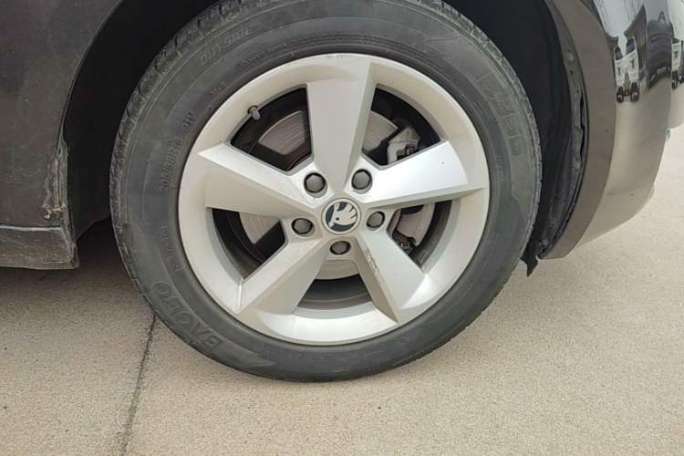Used Skoda Octavia 2015 1.6L Automatic Yijun Edition Right Front Wheel Hub