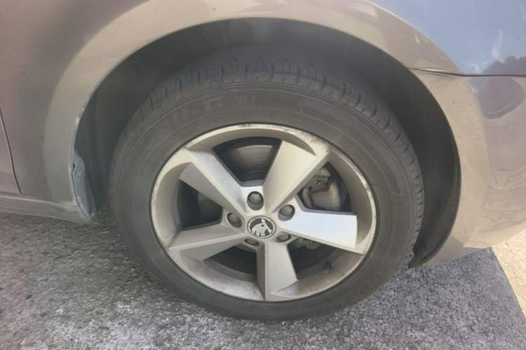 Used Skoda Octavia 2015 1.6L Automatic Yijie Edition Right Front Wheel Hub