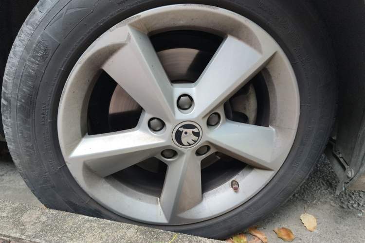 Used Skoda Octavia 2015 1.6L Automatic Yijie Edition Right Front Wheel Hub