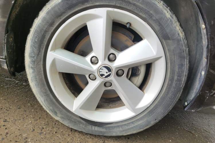 Used Skoda Octavia 2015 1.6L Automatic Yijie Edition Right Front Wheel Hub
