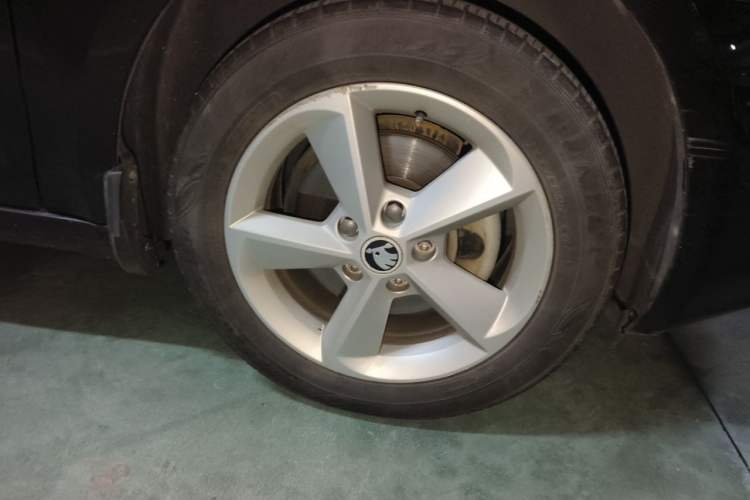 Used Skoda Octavia 2015 1.6L Automatic Yijun Edition Right Front Wheel Hub