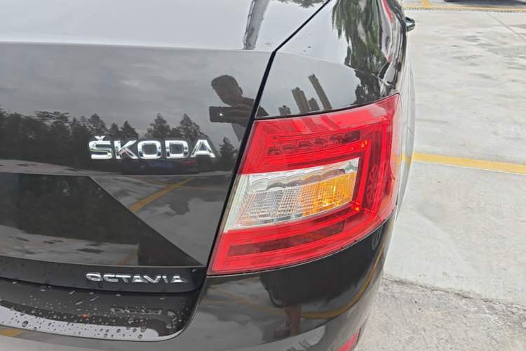 Used Skoda Octavia 2015 1.6L Manual Eado Edition Right Rear Taillight