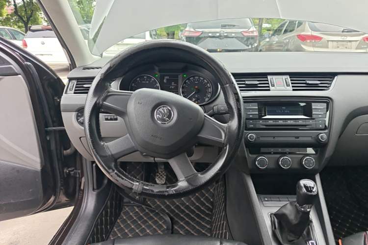 Used Skoda Octavia 2015 1.6L Manual Eado Edition Steering Wheel