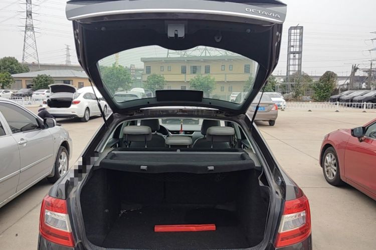 Used Skoda Octavia 2015 1.6L Automatic Yijun Edition Trunk