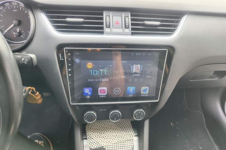 Used Skoda Octavia 2015 1.6L Manual Yijun Edition Audio And AC Panel