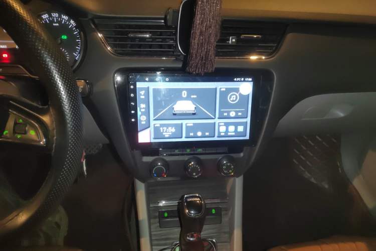 Used Skoda Octavia 2015 1.6L Automatic Yijun Edition Audio And AC Panel