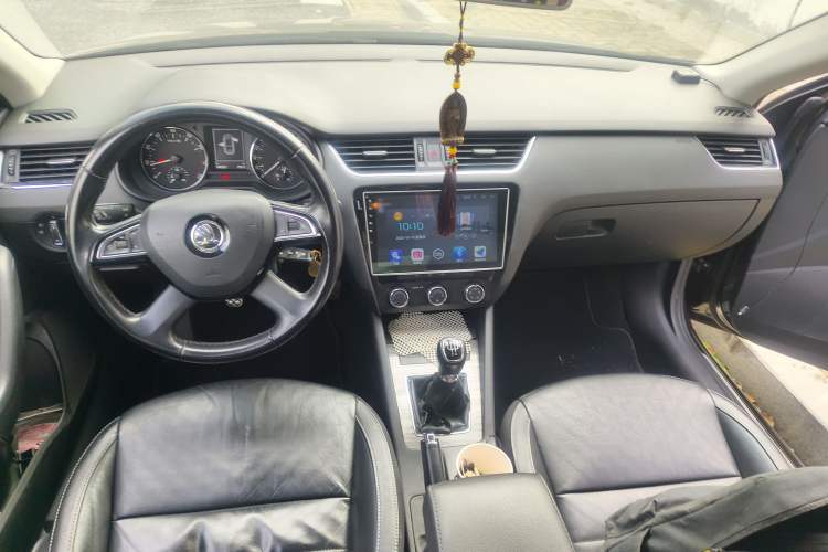 Used Skoda Octavia 2015 1.6L Manual Yijun Edition Center Console