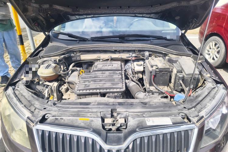 Used Skoda Octavia 2015 1.6L Manual Yijun Edition Engine Bay