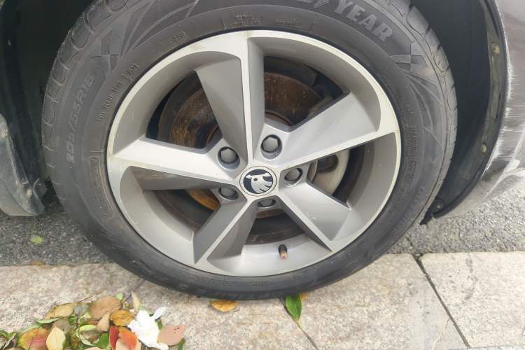 Used Skoda Octavia 2015 1.6L Manual Yijun Edition Right Front Wheel Hub