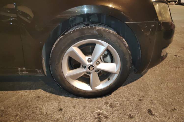 Used Skoda Octavia 2015 1.6L Automatic Yijun Edition Right Front Wheel Hub