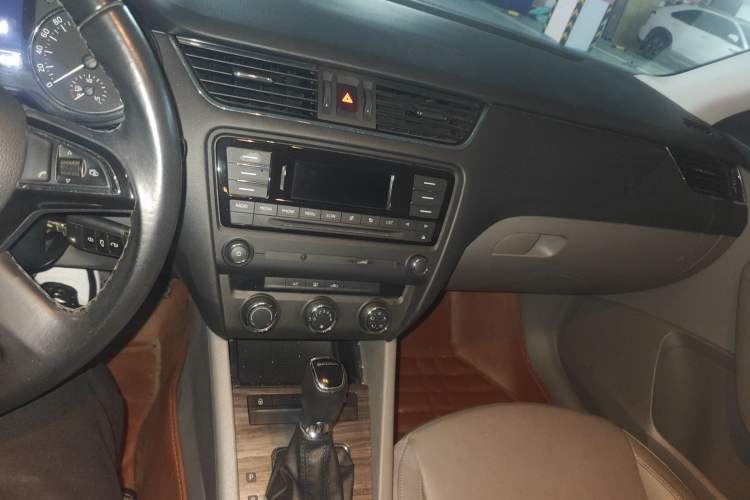 Used Skoda Octavia 2015 1.6L Automatic Yijun Edition Audio And AC Panel