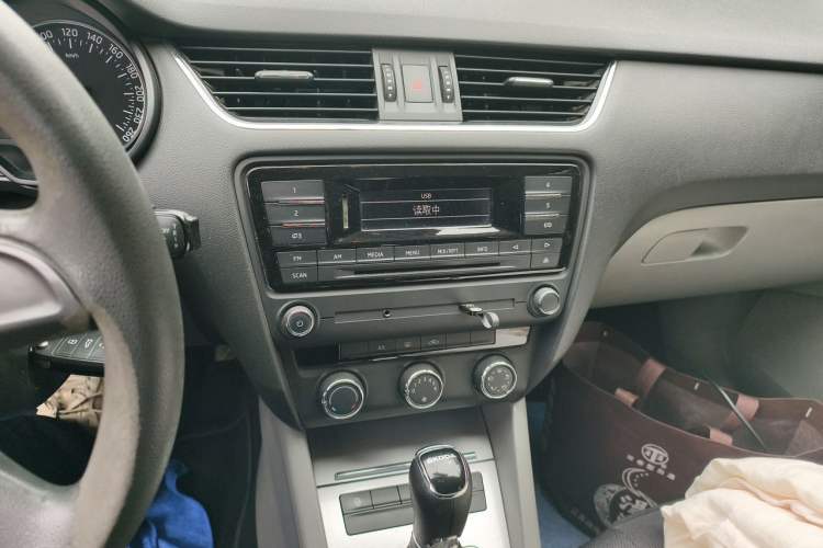 Used Skoda Octavia 2015 1.6L Automatic Yijie Edition Audio And AC Panel