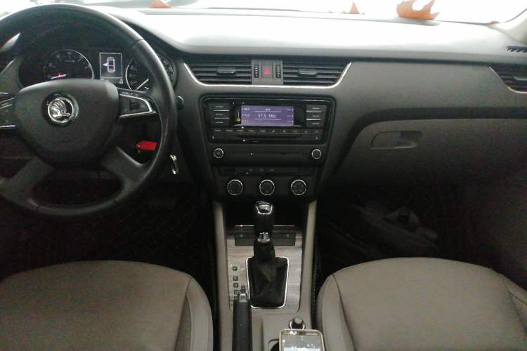 Used Skoda Octavia 2015 1.6L Automatic Yijun Edition Audio And AC Panel