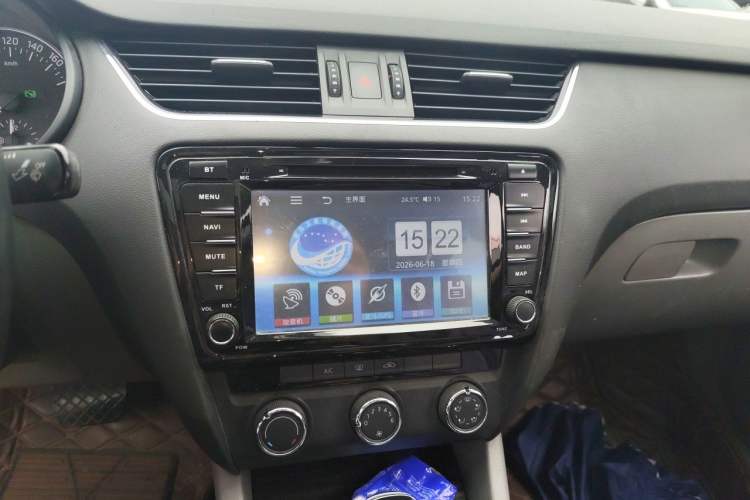 Used Skoda Octavia 2015 1.6L Automatic Yijun Edition Audio And AC Panel