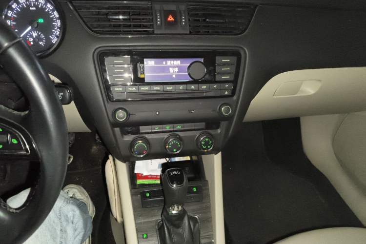 Used Skoda Octavia 2015 1.4TSI DSG Yijun Edition Audio And AC Panel