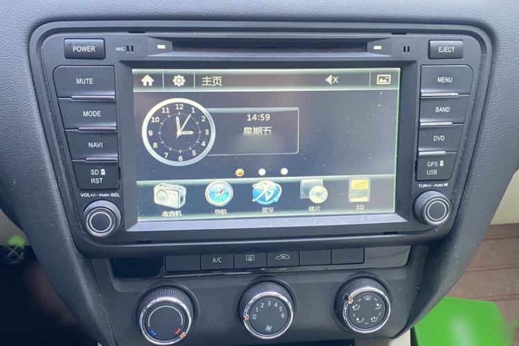 Used Skoda Octavia 2015 1.6L Automatic Yijun Edition Audio And AC Panel