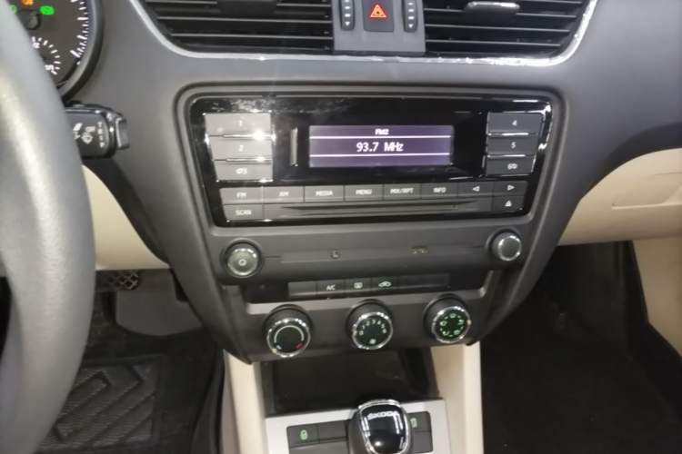 Used Skoda Octavia 2015 1.6L Automatic Yijie Edition Audio And AC Panel