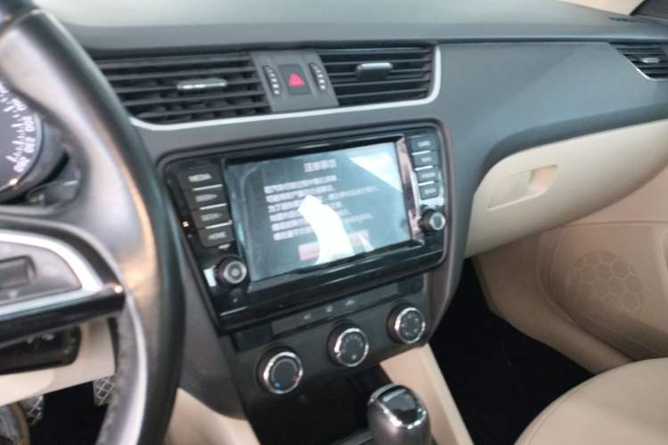 Used Skoda Octavia 2015 1.6L Automatic Yijun Edition Audio And AC Panel