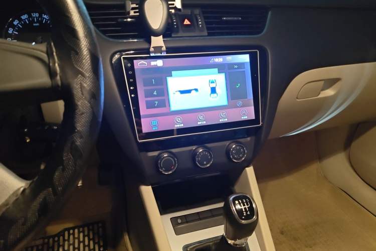 Used Skoda Octavia 2015 1.6L Manual Yijie Edition Audio And AC Panel