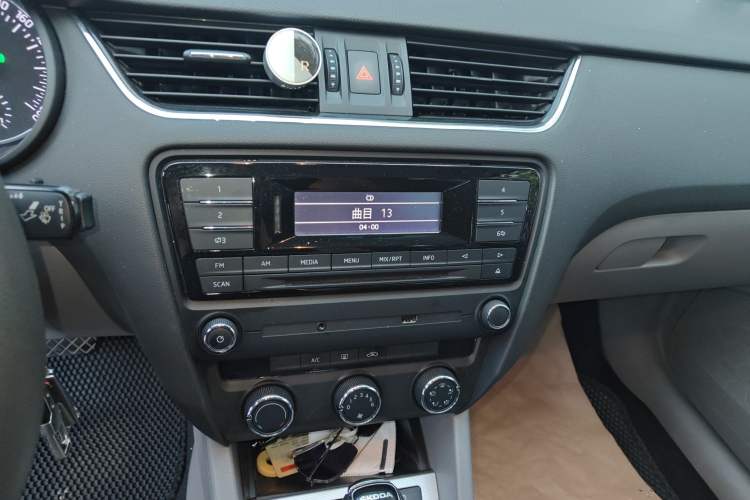 Used Skoda Octavia 2015 1.6L Automatic Yijie Edition Audio And AC Panel