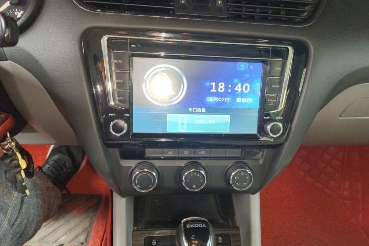 Used Skoda Octavia 2015 1.6L Automatic Yijun Edition Audio And AC Panel