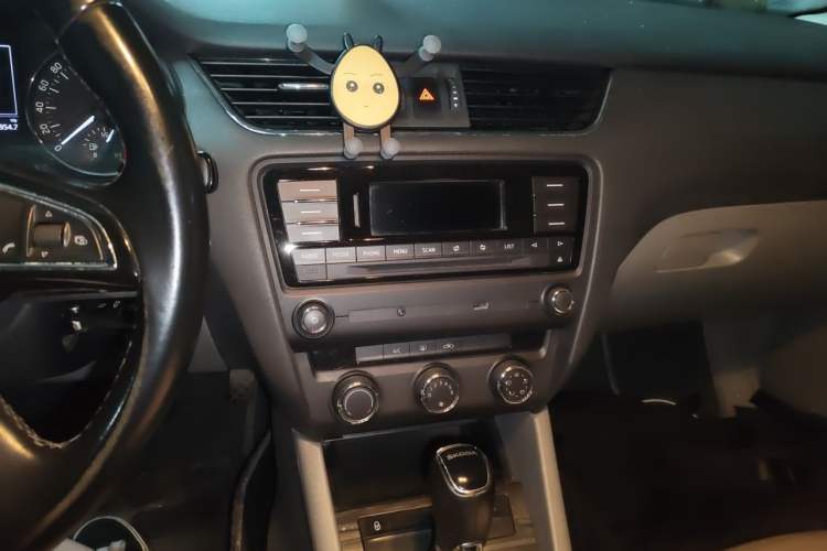 Used Skoda Octavia 2015 1.6L Automatic Yijun Edition Audio And AC Panel
