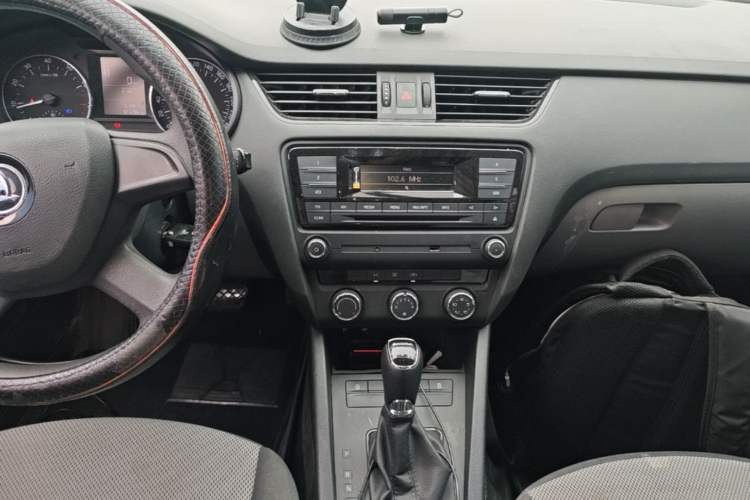 Used Skoda Octavia 2015 1.6L Automatic Eado Edition Audio And AC Panel