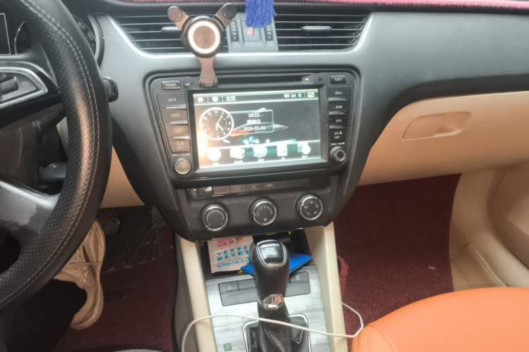 Used Skoda Octavia 2015 1.6L Automatic Yijun Edition Audio And AC Panel