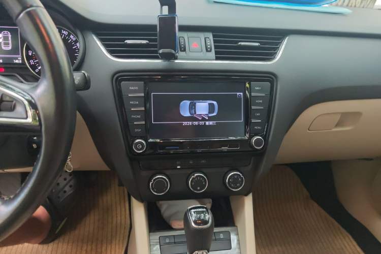 Used Skoda Octavia 2015 1.6L Automatic Yijun Edition Audio And AC Panel