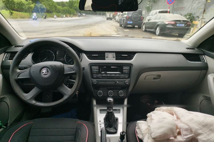 Used Skoda Octavia 2015 1.6L Automatic Yijie Edition Center Console