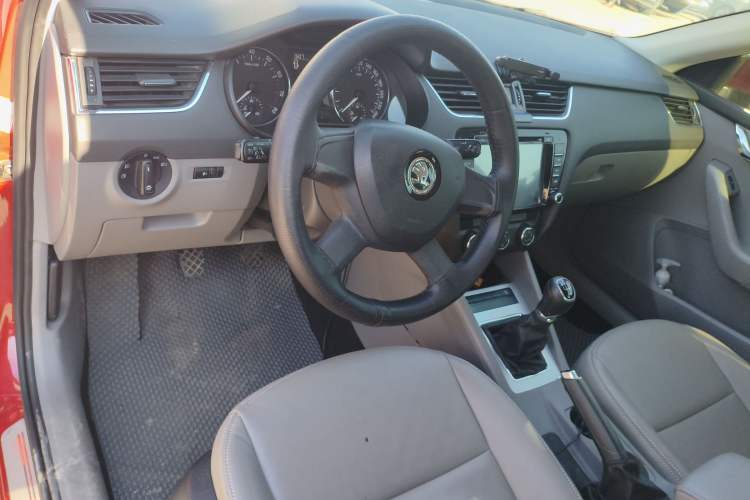 Used Skoda Octavia 2015 1.6L Manual Yijie Edition Center Console
