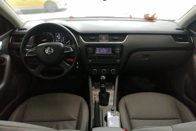 Used Skoda Octavia 2015 1.6L Automatic Yijun Edition Center Console