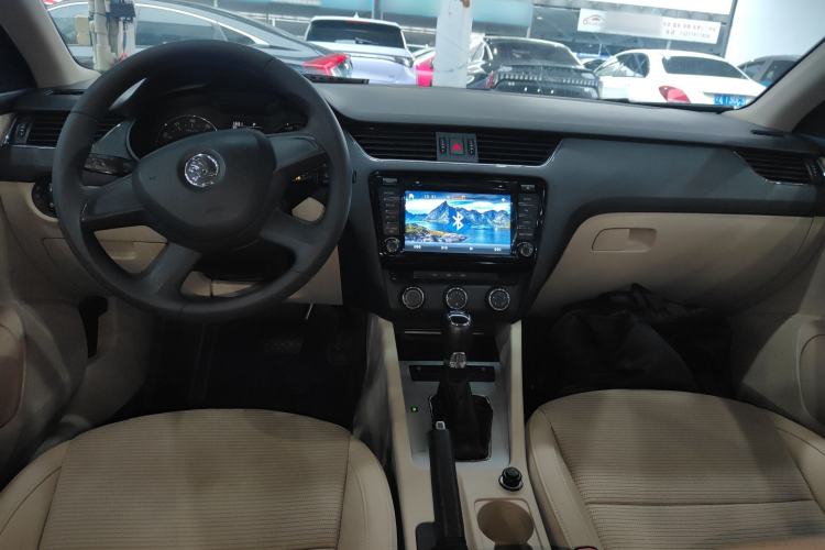 Used Skoda Octavia 2015 1.6L Automatic Yijie Edition Center Console