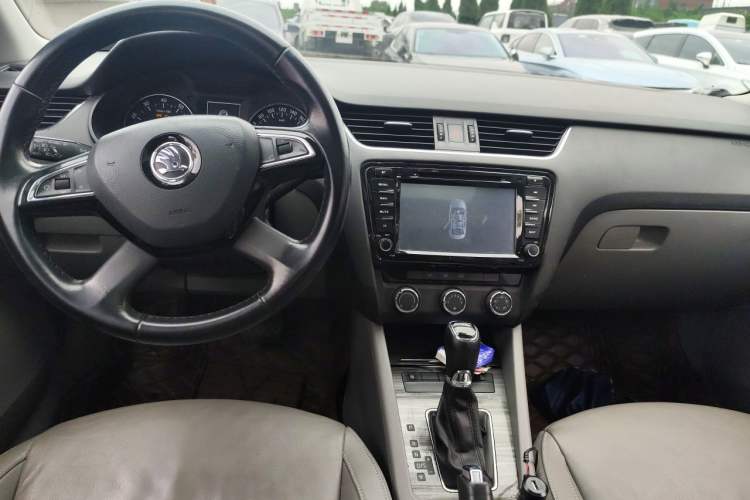 Used Skoda Octavia 2015 1.6L Automatic Yijun Edition Center Console