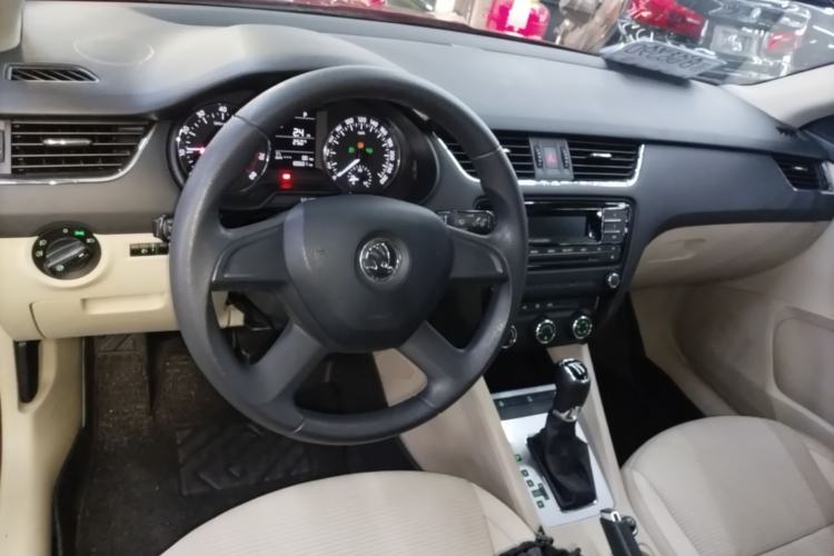 Used Skoda Octavia 2015 1.6L Automatic Yijie Edition Center Console
