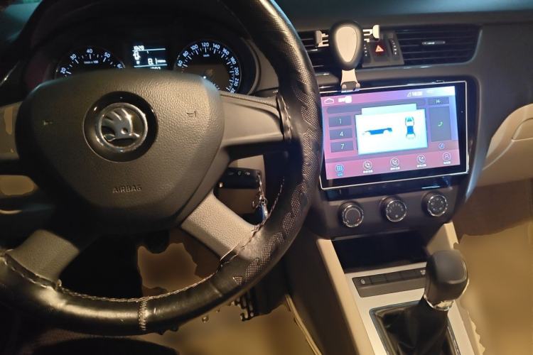 Used Skoda Octavia 2015 1.6L Manual Yijie Edition Center Console