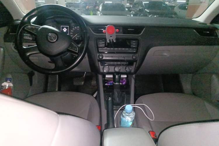 Used Skoda Octavia 2015 1.6L Automatic Yijie Edition Center Console