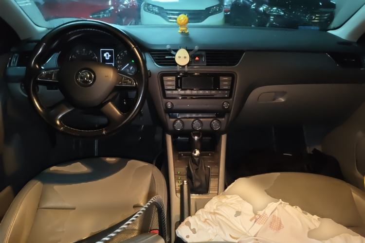 Used Skoda Octavia 2015 1.6L Automatic Yijun Edition Center Console