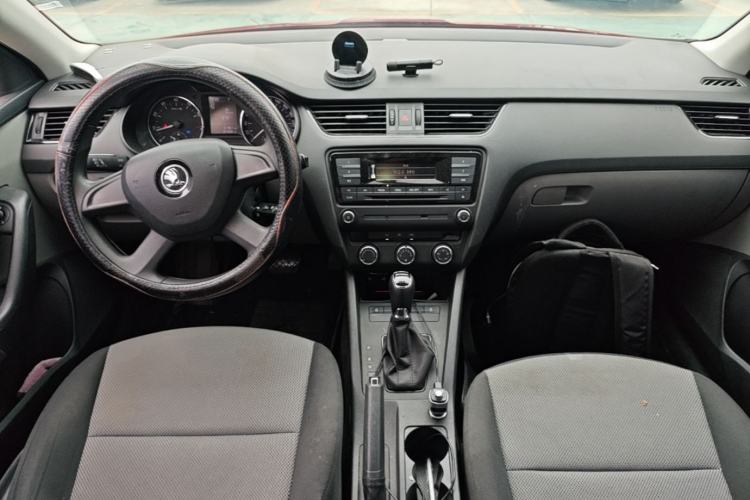 Used Skoda Octavia 2015 1.6L Automatic Eado Edition Center Console