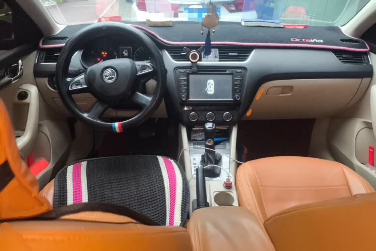 Used Skoda Octavia 2015 1.6L Automatic Yijun Edition Center Console