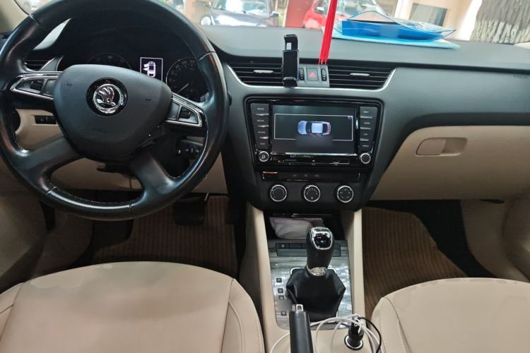 Used Skoda Octavia 2015 1.6L Automatic Yijun Edition Center Console