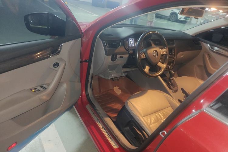 Used Skoda Octavia 2015 1.6L Automatic Yijun Edition Driver Seat