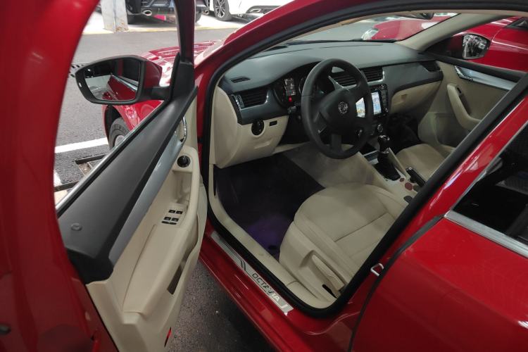 Used Skoda Octavia 2015 1.6L Automatic Yijie Edition Driver Seat