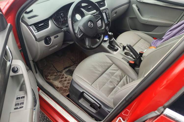 Used Skoda Octavia 2015 1.6L Automatic Yijun Edition Driver Seat